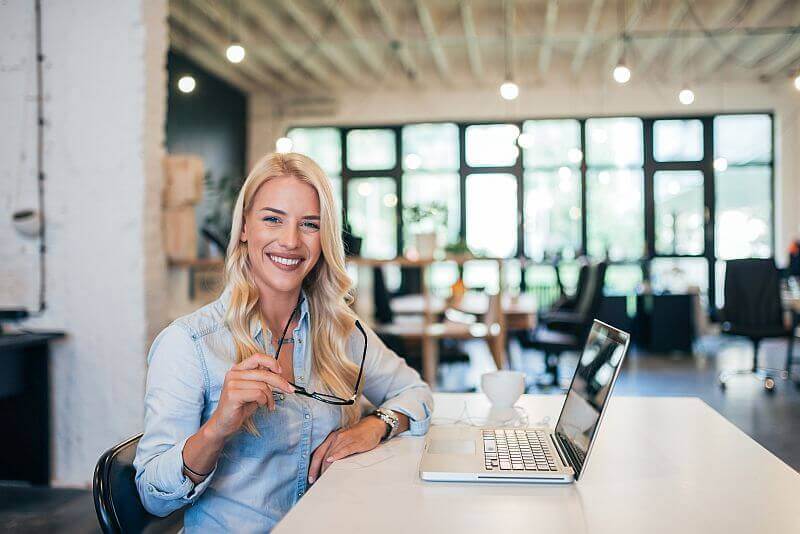 Frau mit Laptop